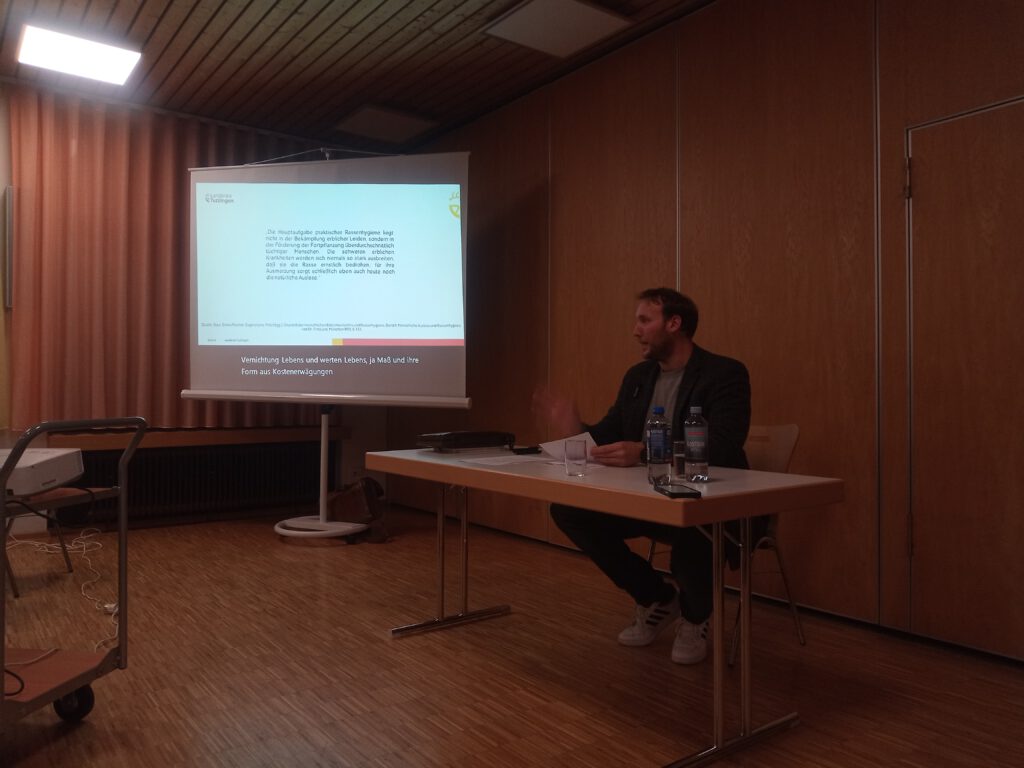 Kreisarchivar Nils Jannik Bambusch hat zum Auftakt des Projekts einen Vortrag über die Spaichinger Opfer gehalten. Foto: Braungart